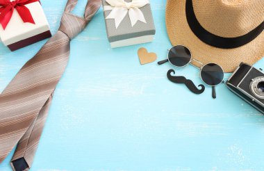 Babalar Günü ve seyahat konsepti mavi ahşap arka planda. Üst görünüm, düz uzanma