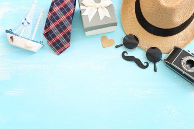 Babalar Günü ve seyahat konsepti mavi ahşap arka planda. Üst görünüm, düz uzanma