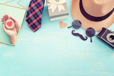 Babalar Günü ve seyahat konsepti mavi ahşap arka planda. Üst görünüm, düz uzanma