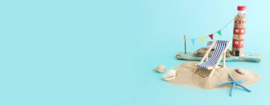 Tropikal deniz ve sahil sandalyesinin bayram görüntüsü. Yaz seyahati ve tatil kavramı