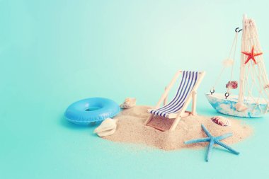 Tropikal deniz ve plaj sandalyelerinin bayram görüntüsü. Yaz seyahati ve tatil kavramı