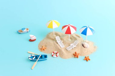 şemsiye altında tropikal deniz ve plaj sandalyeleri tatil resmi. Yaz seyahati ve tatil konsepti