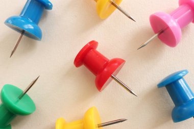 Pastel arkaplan üzerindeki raptiyelerin resmini kapat
