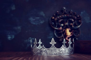 Güzel kraliçe ya da kral tacının gösterişsiz görüntüsü. fantezi ortaçağ dönemi