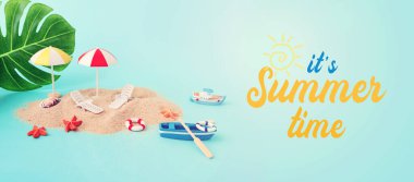 şemsiye altında tropikal deniz ve plaj sandalyeleri tatil resmi. Yaz seyahati ve tatil konsepti