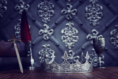 Kılıcın yanında güzel bir kraliçe ya da kral tacı. fantezi ortaçağ dönemi. Seçici odak