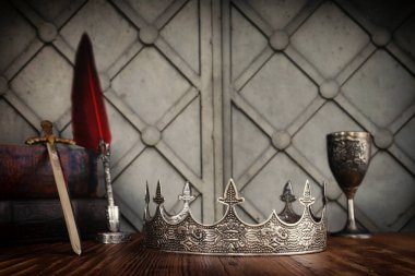 Kılıcın yanında güzel bir kraliçe ya da kral tacı. fantezi ortaçağ dönemi. Seçici odak