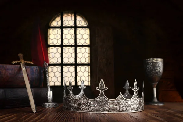 Низкий Ключевой Образ Красивой Королевы Короны Короля Рядом Мечом Средневековый — стоковое фото