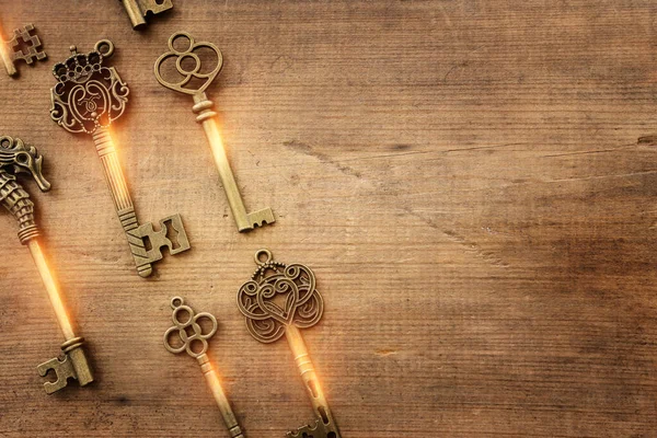 Bovenaanzicht Beeld Van Oude Toetsen Met Gouden Licht Houten Achtergrond — Stockfoto