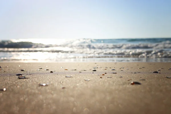 Морские Волны Теплый Закат Света Спокойный Расслабляющий Песчаный Пляж — стоковое фото