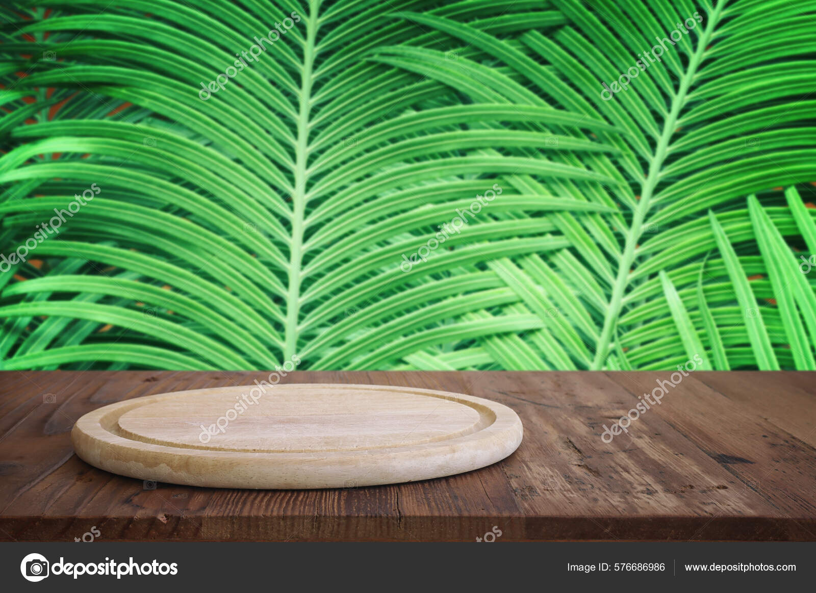 meja kayu depan latar belakang bunga hijau tropis untuk tampilan