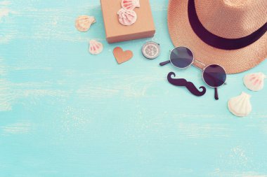 Babalar Günü ve seyahat konsepti mavi ahşap arka planda. Üst görünüm, düz uzanma