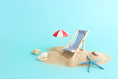 Tropikal deniz ve sahil sandalyesinin bayram görüntüsü. Yaz seyahati ve tatil kavramı