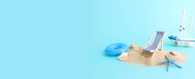 Tropikal deniz ve plaj sandalyelerinin bayram görüntüsü. Yaz seyahati ve tatil kavramı