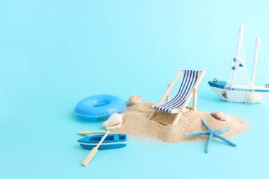 Tropikal deniz ve plaj sandalyelerinin bayram görüntüsü. Yaz seyahati ve tatil kavramı