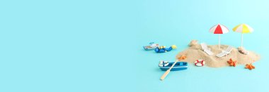 şemsiye altında tropikal deniz ve plaj sandalyeleri tatil resmi. Yaz seyahati ve tatil konsepti