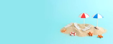 şemsiye altında tropikal deniz ve plaj sandalyeleri tatil resmi. Yaz seyahati ve tatil konsepti