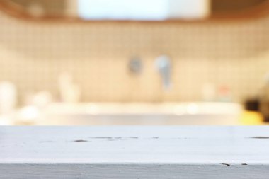 Boş masa tahtası ve kapalı banyo arka planı. ürün görüntüleme konsepti