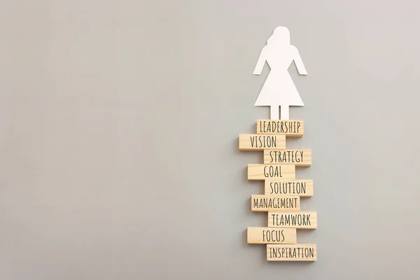 ドミノブロックのスタック上に立つ女性の姿 リスク 問題解決の概念 — ストック写真