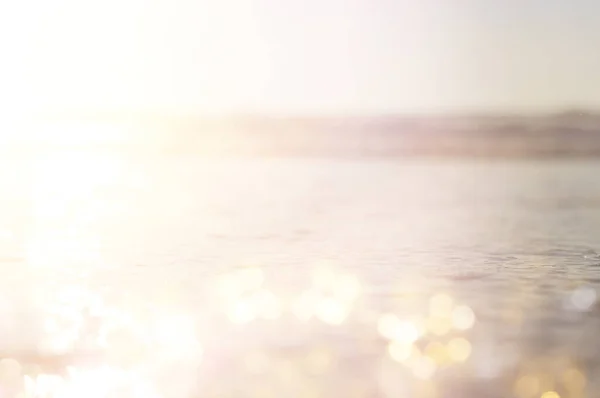 ライトとぼやけビーチと海の波の背景 — ストック写真