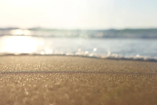 海浪和温暖的夕阳西下 平静而悠闲的沙滩 — 图库照片