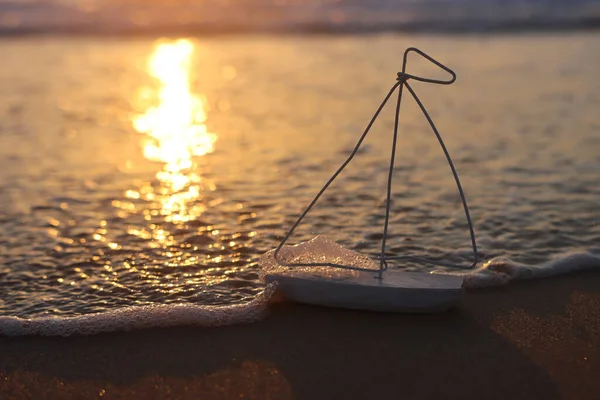 Imagen Pequeño Barco Madera Playa Atardecer —  Fotos de Stock