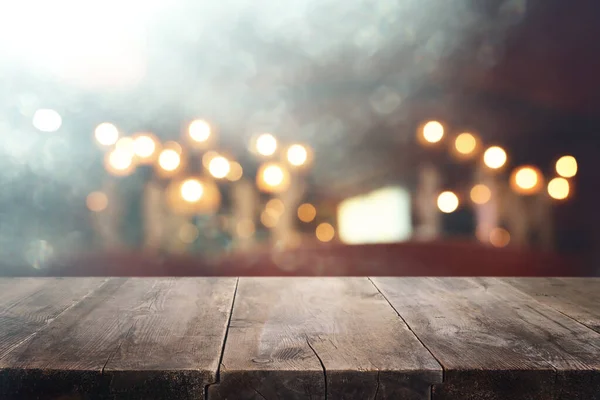 Hintergrund Bild Eines Holztisches Vor Abstrakten Verschwommenen Restaurantlichtern — Stockfoto