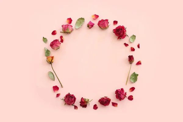 Вид Зверху Сухі Квіти Троянд Над Рожевим Пастельним Фоном Місцем — стокове фото