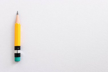 Kalemin beyaz desenli kağıdın üzerindeki en üst görünümü