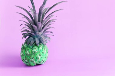Neon mor arka planda yeşil ananasın soyut fotoğrafı. Tatiller, plaj ve tropikal tema
