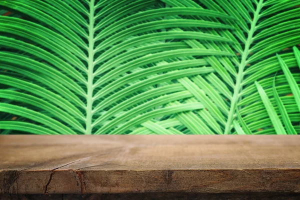 Meja Kayu Depan Latar Belakang Bunga Hijau Tropis Untuk Tampilan — Stok Foto
