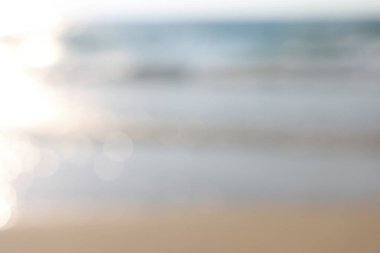 Arka plan bulanık plaj ve deniz dalgalarının bokeh ışıkları ile