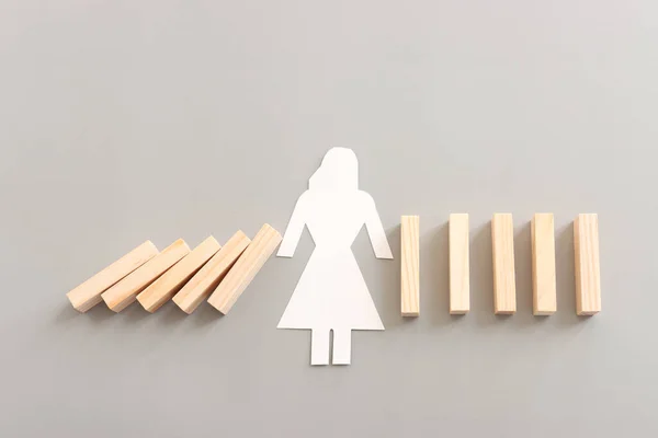 Domino Etkisini Durdurma Görüntüsü Bir Kadın Figürü Düşen Küpleri Engelliyor — Stok fotoğraf