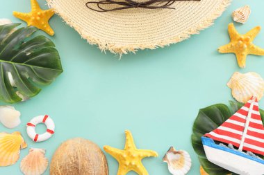 Nane mavisi ahşap zemin üzerinde tropikal yaprak, plaj şapkası, deniz kabuğu ve deniz yıldızı içeren denizyıldızı kavramı