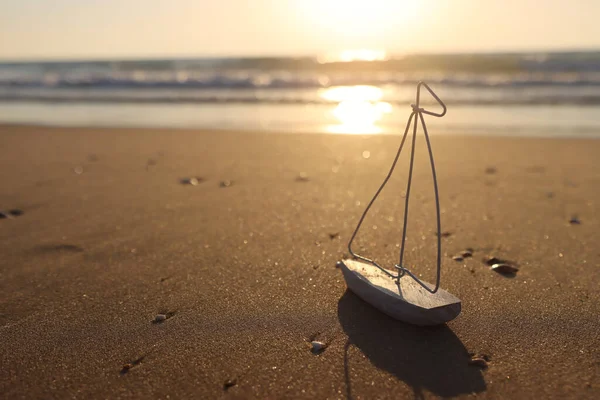 Kleine Houten Boot Het Strand Bij Zonsondergang — Stockfoto