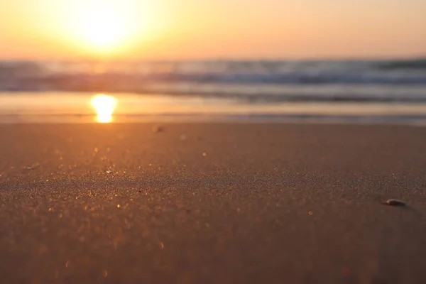 海浪和温暖的夕阳西下 平静而悠闲的沙滩 — 图库照片