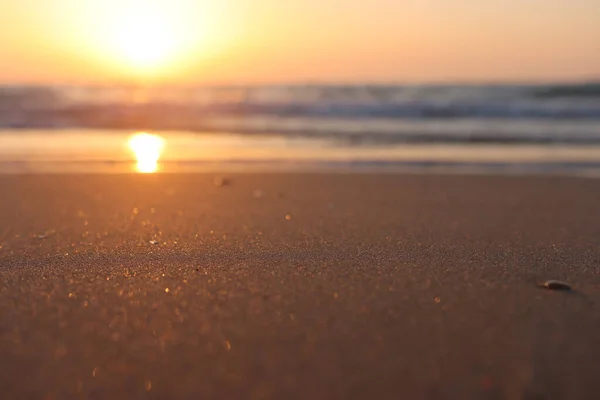 Meereswellen Und Warmes Sonnenuntergangslicht Ruhiger Und Entspannender Sandstrand — Stockfoto