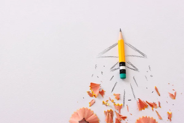 Dibujo Lápiz Cohete Sobre Papel Texturizado Concepto Regreso Escuela Creatividad —  Fotos de Stock