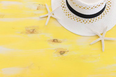 Beyaz şapkalı ve deniz yıldızlı tropik tatil ve yaz seyahati görüntüsü. Üst görünüm