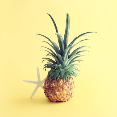 Sarı arka planda olgun ananas. Plaj ve tropikal tema