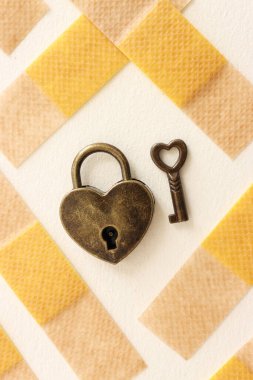 Sargı bezi ve kalp şeklinde asma kilit.