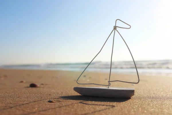 Kleine Houten Boot Het Strand Bij Zonsondergang — Stockfoto