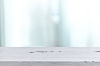 Tahta masa ve bulanık pencere arkaplanı, parlak sabah ışığı. Ürün gösterimi ya da maketi