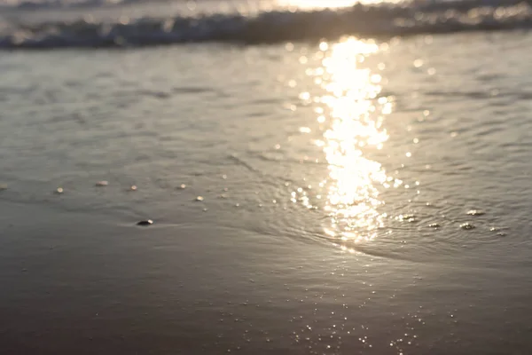 Meereswellen Und Warmes Sonnenuntergangslicht Ruhiger Und Entspannender Sandstrand — Stockfoto
