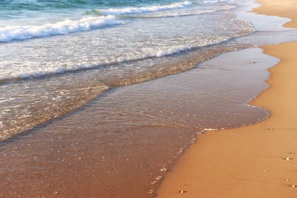 Sjøbølger Varmt Solnedgangslys Rolig Avslappende Sandstrand – stockfoto