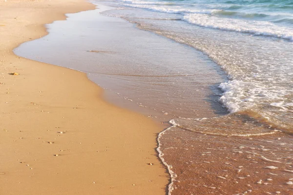 Deniz Dalgaları Ilık Gün Batımı Işığı Sakin Rahatlatıcı Kumsal — Stok fotoğraf