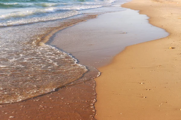 Sjøbølger Varmt Solnedgangslys Rolig Avslappende Sandstrand – stockfoto