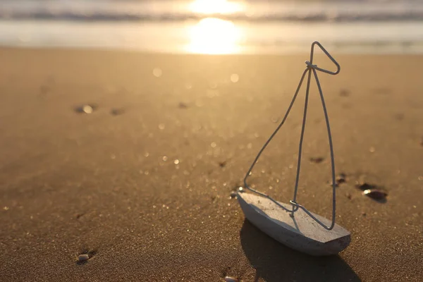Kleine Houten Boot Het Strand Bij Zonsondergang — Stockfoto