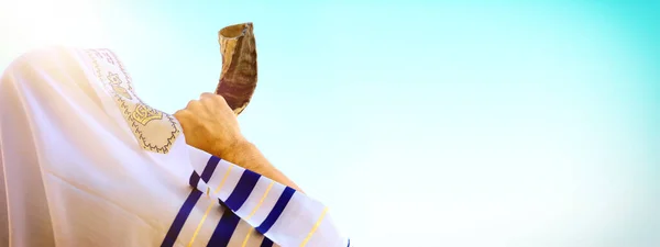 ユダヤ人の男性は 新年のラッシュ ハシャナー を吹いていた 宗教的シンボル — ストック写真