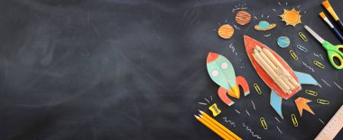 Eğitim. Okul konseptine geri dönelim. Üst görünüm, düz uzanma